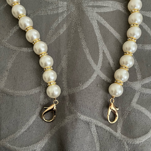 2) Pearl and Rhinestone strap for bag. Brand NEW in bag! NEVER USED‼️ Total of 2 - Picture 8 of 11